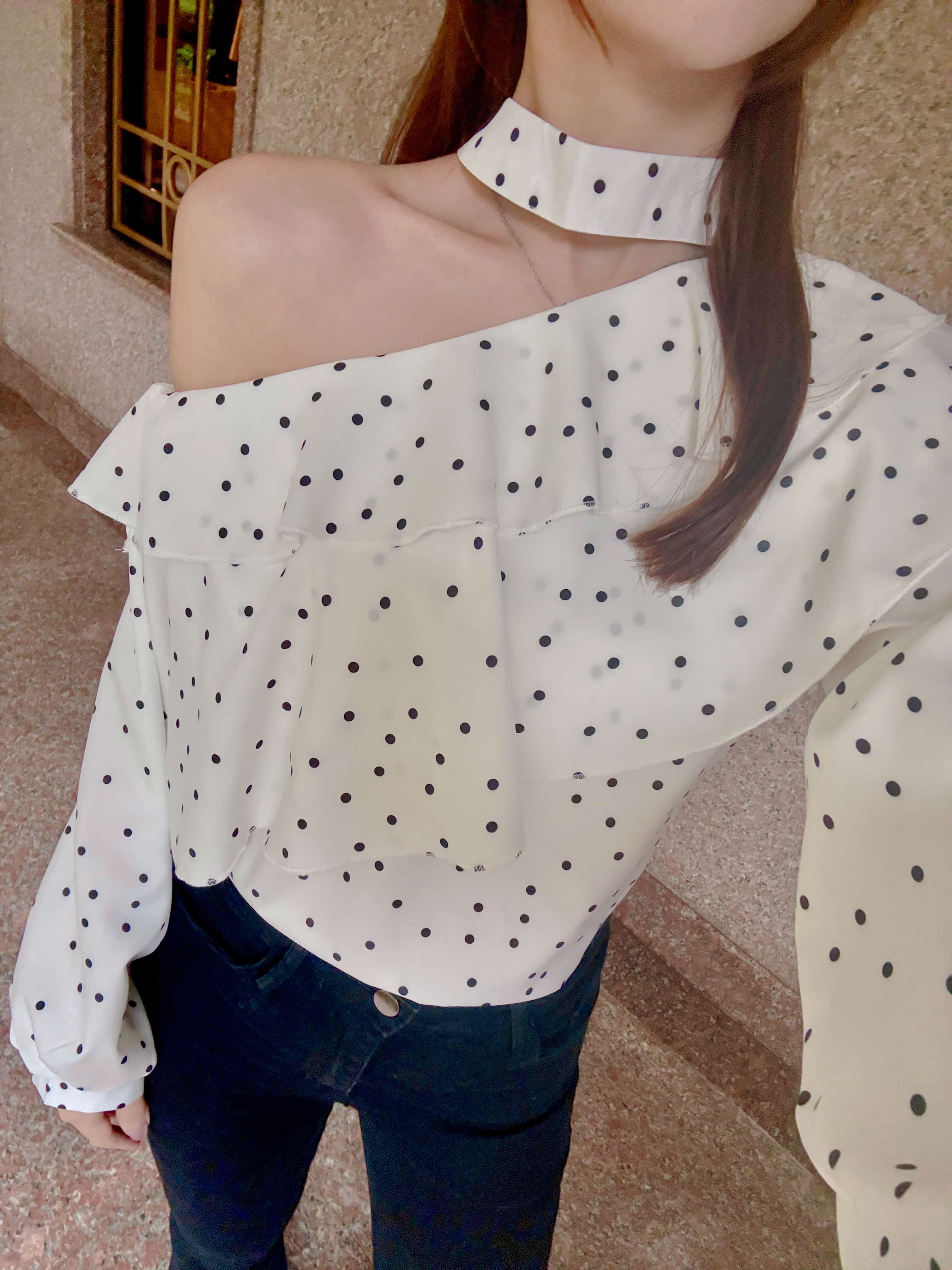 {"ARInfo":{"IsUseAR":false},"Version":"1.0.0","MakeupInfo":{"IsUseMakeup":false},"FaceliftInfo":{"IsChangeEyeLift":false,"IsChangeFacelift":false,"IsChangePostureLift":false,"IsChangeNose":false,"IsChangeFaceChin":false,"IsChangeMouth":false,"IsChangeThinFace":true},"BeautyInfo":{"SwitchMedicatedAcne":false,"IsAIBeauty":false,"IsBrightEyes":false,"IsSharpen":false,"IsOldBeauty":false,"IsReduceBlackEyes":false},"HandlerInfo":{"AppName":2},"FilterInfo":{"IsUseFilter":false}}