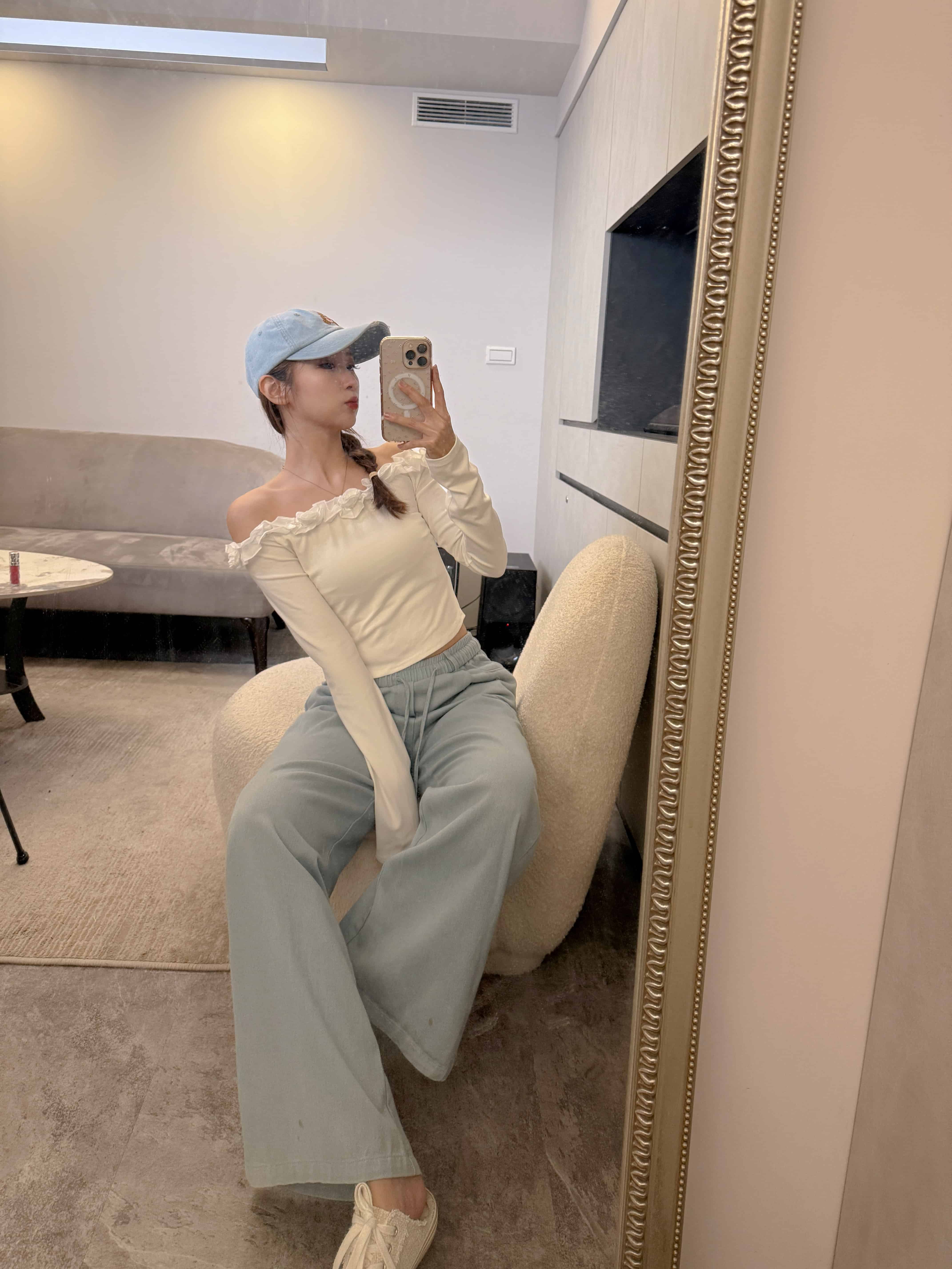 {"ARInfo":{"IsUseAR":false},"Version":"1.0.0","MakeupInfo":{"IsUseMakeup":false},"FaceliftInfo":{"IsChangeEyeLift":false,"IsChangeFacelift":false,"IsChangePostureLift":false,"IsChangeNose":false,"IsChangeFaceChin":false,"IsChangeMouth":false,"IsChangeThinFace":true},"BeautyInfo":{"SwitchMedicatedAcne":false,"IsAIBeauty":false,"IsBrightEyes":false,"IsSharpen":false,"IsOldBeauty":false,"IsReduceBlackEyes":false},"HandlerInfo":{"AppName":2},"FilterInfo":{"IsUseFilter":false}}