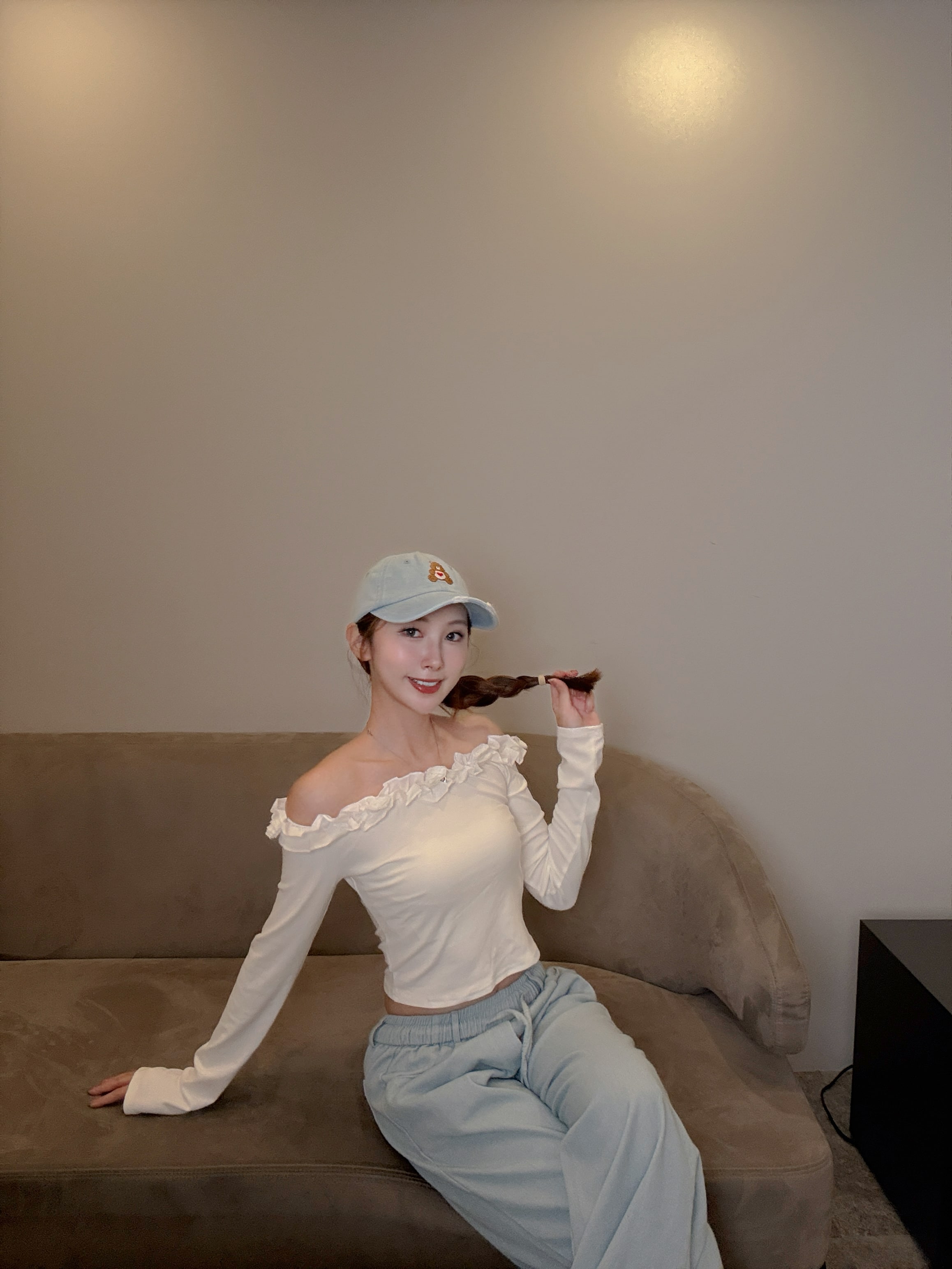 {"ARInfo":{"IsUseAR":false},"Version":"1.0.0","MakeupInfo":{"IsUseMakeup":false},"FaceliftInfo":{"IsChangeEyeLift":false,"IsChangeFacelift":false,"IsChangePostureLift":false,"IsChangeNose":false,"IsChangeFaceChin":false,"IsChangeMouth":false,"IsChangeThinFace":true},"BeautyInfo":{"SwitchMedicatedAcne":false,"IsAIBeauty":false,"IsBrightEyes":false,"IsSharpen":false,"IsOldBeauty":false,"IsReduceBlackEyes":false},"HandlerInfo":{"AppName":2},"FilterInfo":{"IsUseFilter":false}}