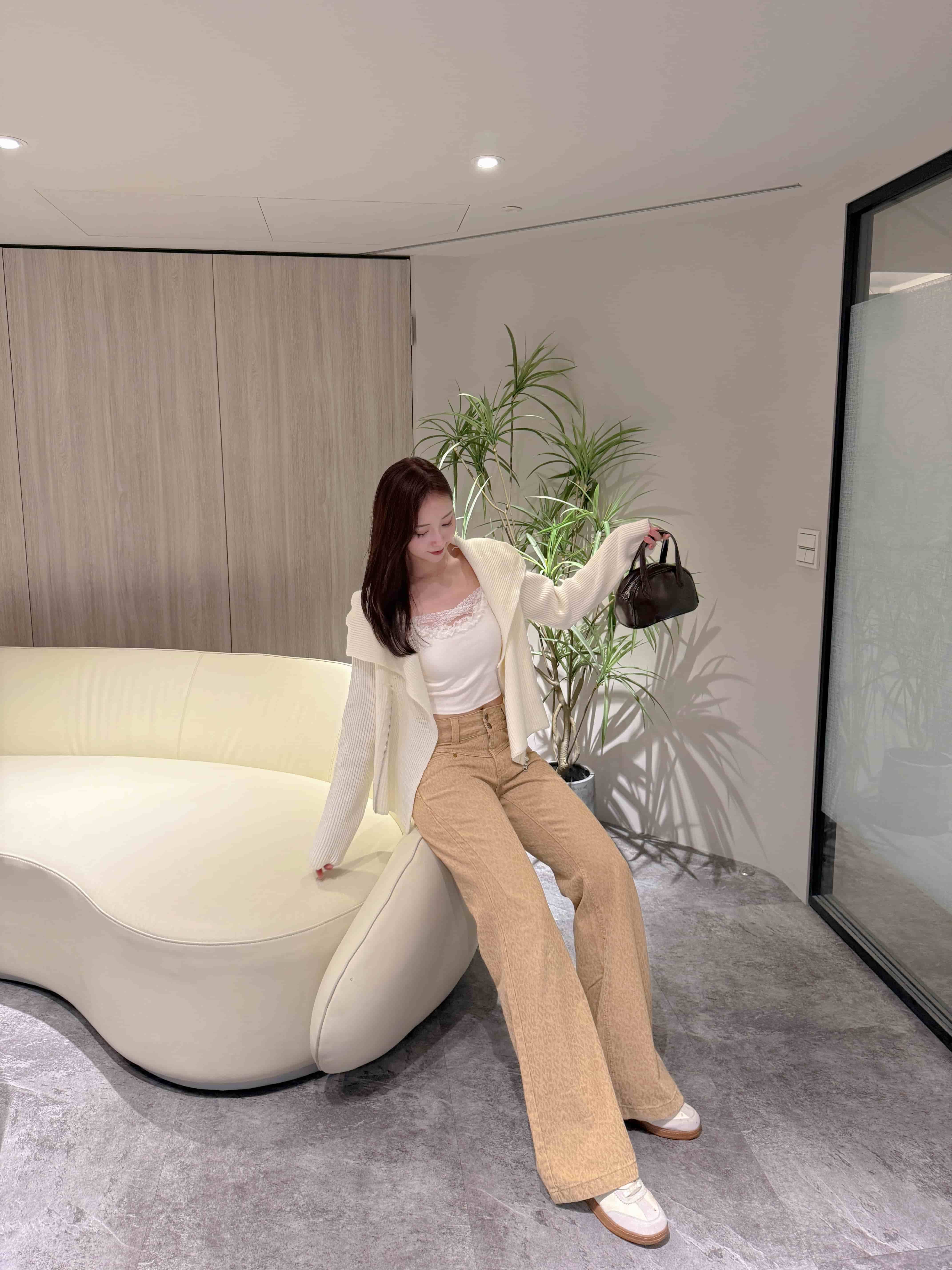 {"ARInfo":{"IsUseAR":false},"Version":"1.0.0","MakeupInfo":{"IsUseMakeup":false},"FaceliftInfo":{"IsChangeEyeLift":false,"IsChangeFacelift":false,"IsChangePostureLift":false,"IsChangeNose":false,"IsChangeFaceChin":false,"IsChangeMouth":false,"IsChangeThinFace":true},"BeautyInfo":{"SwitchMedicatedAcne":false,"IsAIBeauty":false,"IsBrightEyes":false,"IsSharpen":false,"IsOldBeauty":false,"IsReduceBlackEyes":false},"HandlerInfo":{"AppName":2},"FilterInfo":{"IsUseFilter":false}}