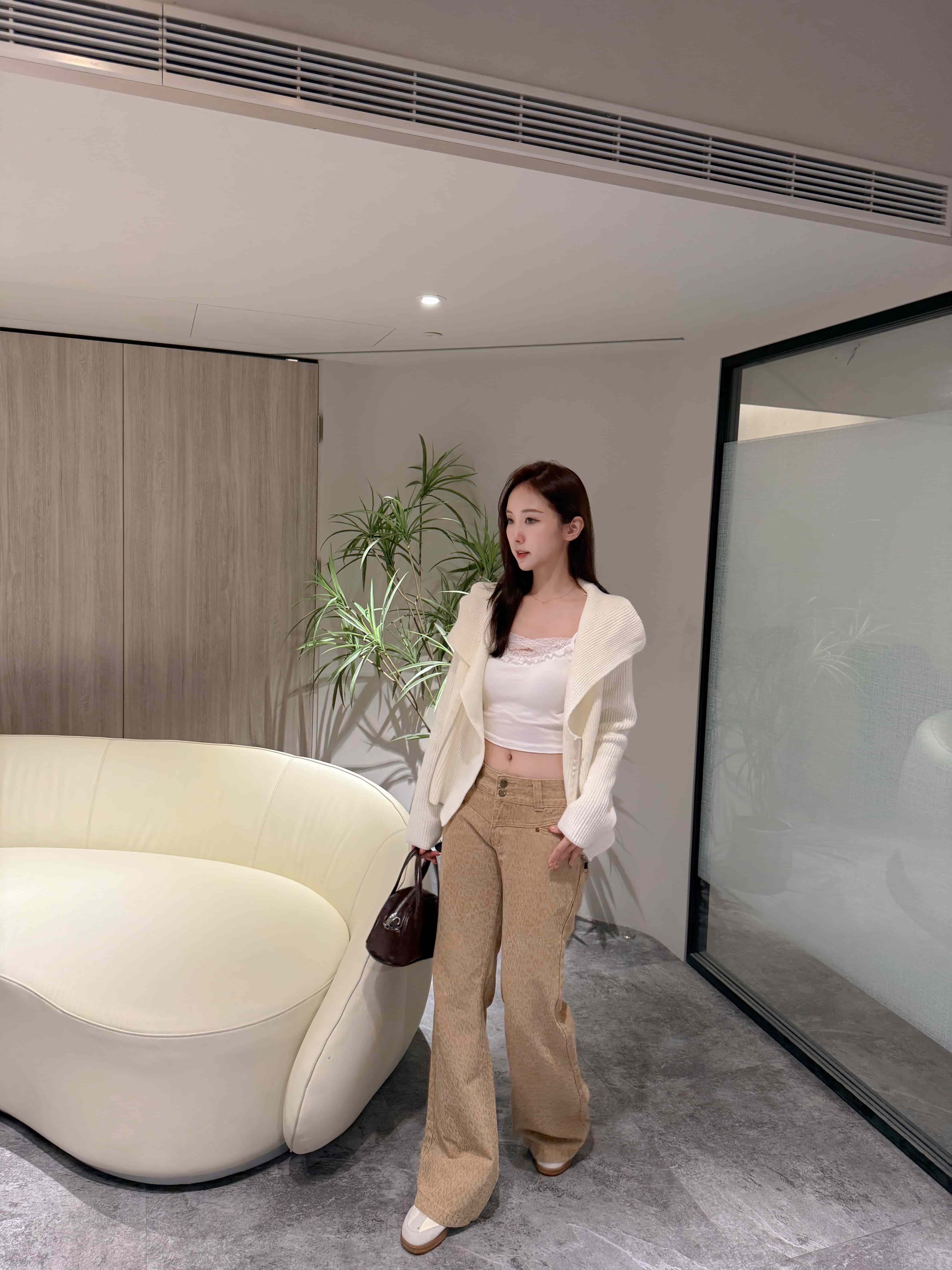 {"ARInfo":{"IsUseAR":false},"Version":"1.0.0","MakeupInfo":{"IsUseMakeup":false},"FaceliftInfo":{"IsChangeEyeLift":false,"IsChangeFacelift":false,"IsChangePostureLift":false,"IsChangeNose":false,"IsChangeFaceChin":false,"IsChangeMouth":false,"IsChangeThinFace":true},"BeautyInfo":{"SwitchMedicatedAcne":false,"IsAIBeauty":false,"IsBrightEyes":false,"IsSharpen":false,"IsOldBeauty":false,"IsReduceBlackEyes":false},"HandlerInfo":{"AppName":2},"FilterInfo":{"IsUseFilter":false}}