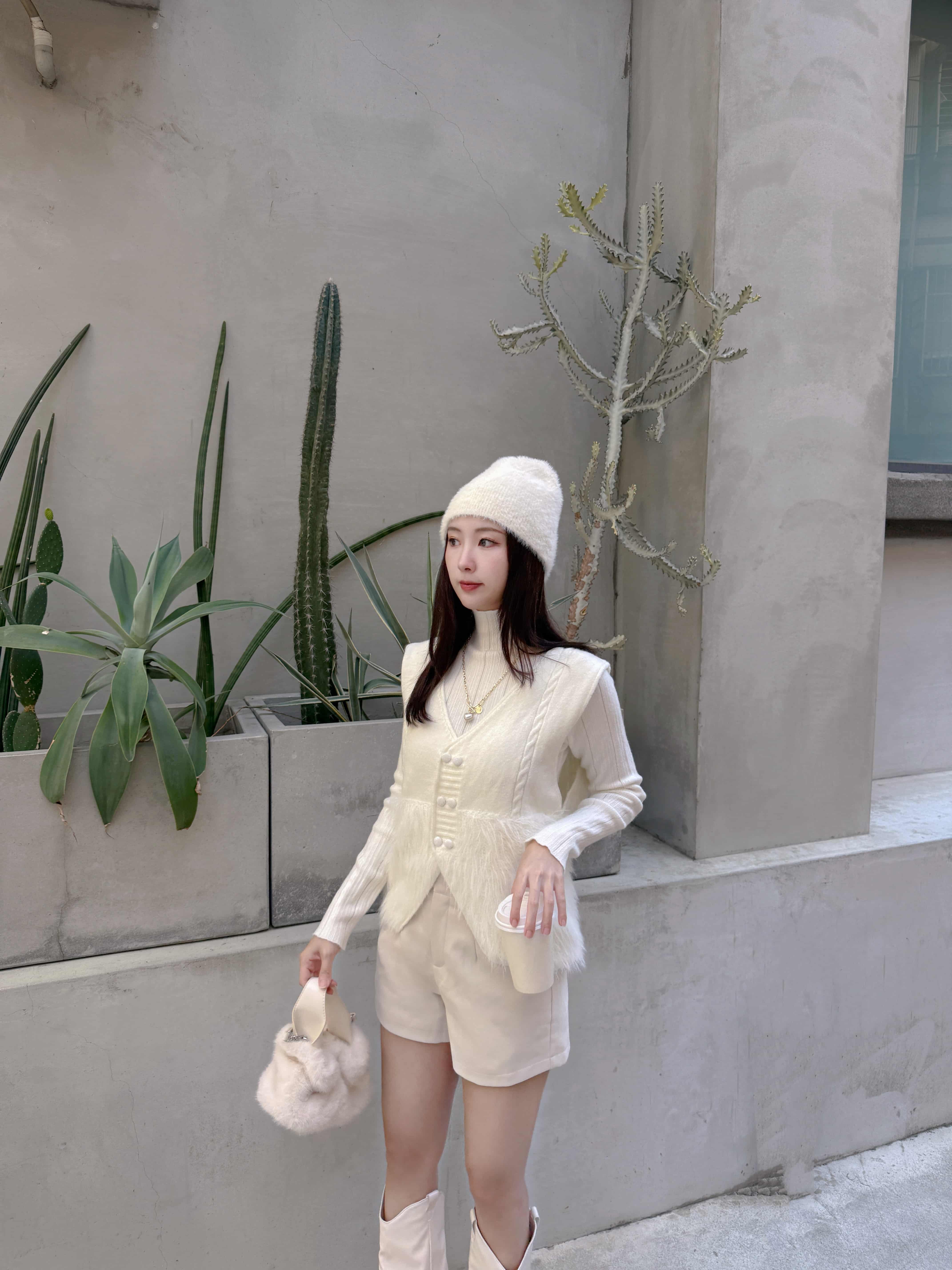 {"ARInfo":{"IsUseAR":false},"Version":"1.0.0","MakeupInfo":{"IsUseMakeup":false},"FaceliftInfo":{"IsChangeEyeLift":false,"IsChangeFacelift":false,"IsChangePostureLift":false,"IsChangeNose":false,"IsChangeFaceChin":false,"IsChangeMouth":false,"IsChangeThinFace":true},"BeautyInfo":{"SwitchMedicatedAcne":false,"IsAIBeauty":false,"IsBrightEyes":false,"IsSharpen":false,"IsOldBeauty":false,"IsReduceBlackEyes":false},"HandlerInfo":{"AppName":2},"FilterInfo":{"IsUseFilter":false}}