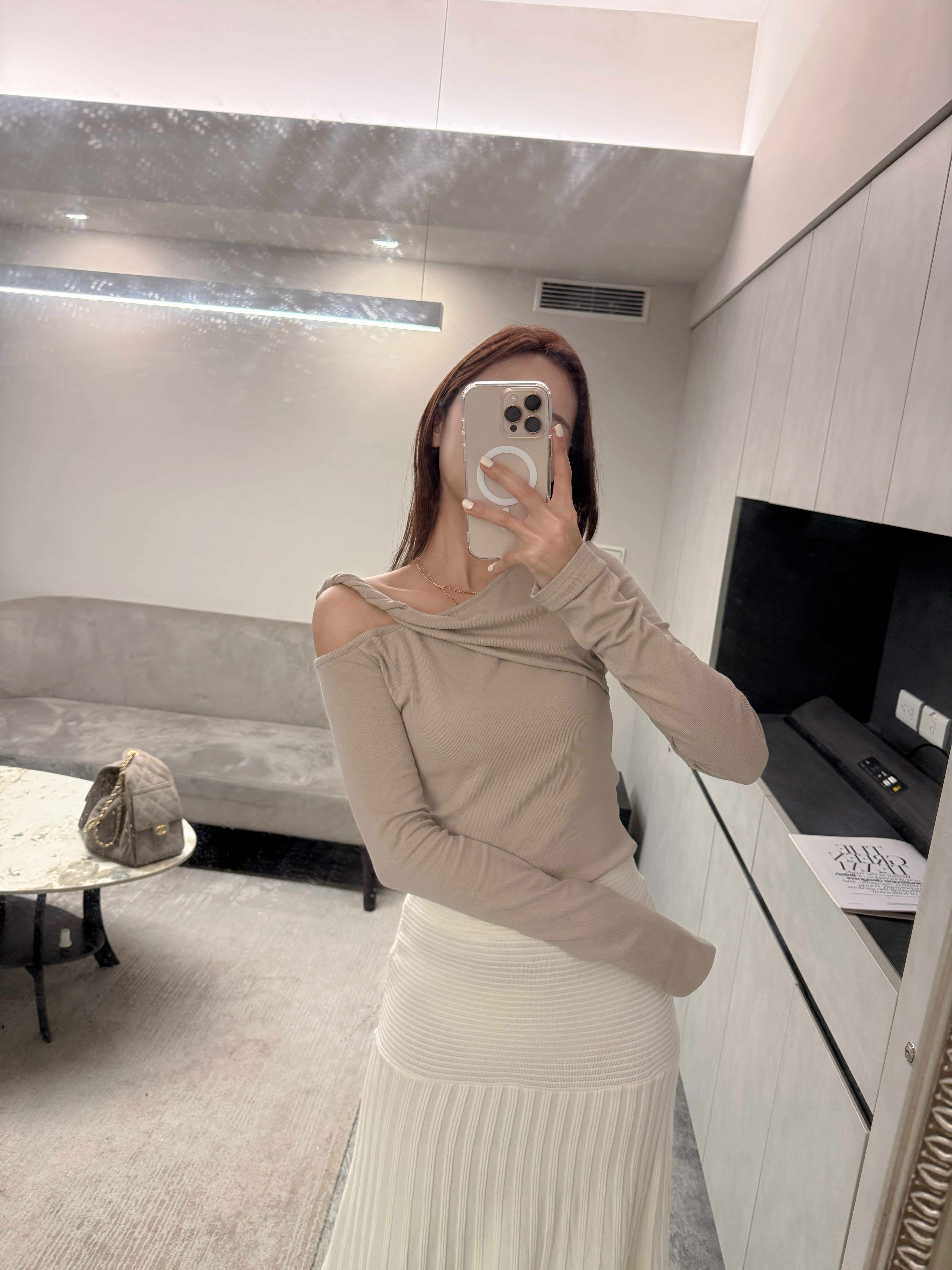 {"ARInfo":{"IsUseAR":false},"Version":"1.0.0","MakeupInfo":{"IsUseMakeup":false},"FaceliftInfo":{"IsChangeEyeLift":false,"IsChangeFacelift":false,"IsChangePostureLift":false,"IsChangeNose":false,"IsChangeFaceChin":false,"IsChangeMouth":false,"IsChangeThinFace":true},"BeautyInfo":{"SwitchMedicatedAcne":false,"IsAIBeauty":false,"IsBrightEyes":false,"IsSharpen":false,"IsOldBeauty":false,"IsReduceBlackEyes":false},"HandlerInfo":{"AppName":2},"FilterInfo":{"IsUseFilter":false}}