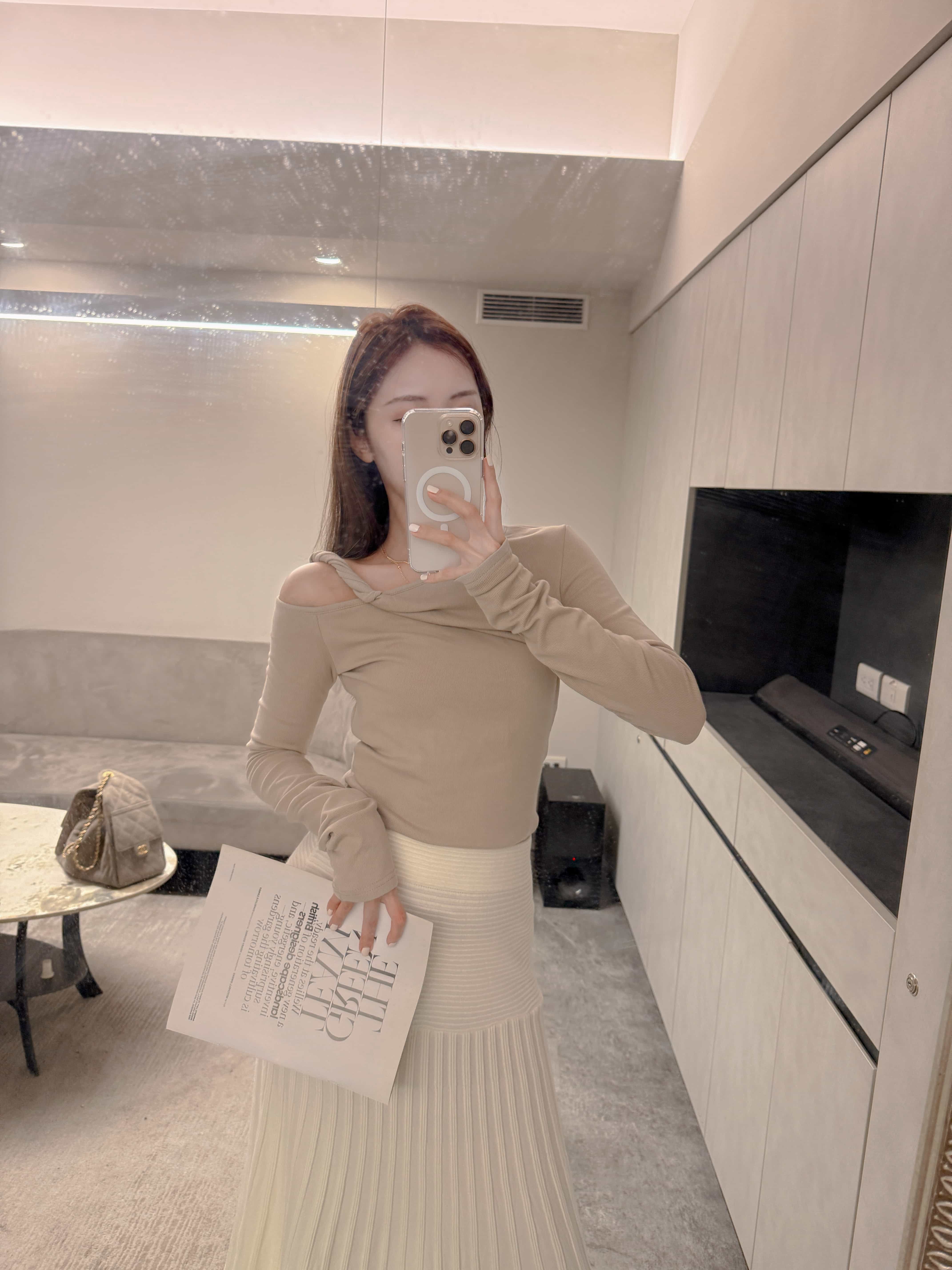 {"ARInfo":{"IsUseAR":false},"Version":"1.0.0","MakeupInfo":{"IsUseMakeup":false},"FaceliftInfo":{"IsChangeEyeLift":false,"IsChangeFacelift":false,"IsChangePostureLift":false,"IsChangeNose":false,"IsChangeFaceChin":false,"IsChangeMouth":false,"IsChangeThinFace":true},"BeautyInfo":{"SwitchMedicatedAcne":false,"IsAIBeauty":false,"IsBrightEyes":false,"IsSharpen":false,"IsOldBeauty":false,"IsReduceBlackEyes":false},"HandlerInfo":{"AppName":2},"FilterInfo":{"IsUseFilter":false}}