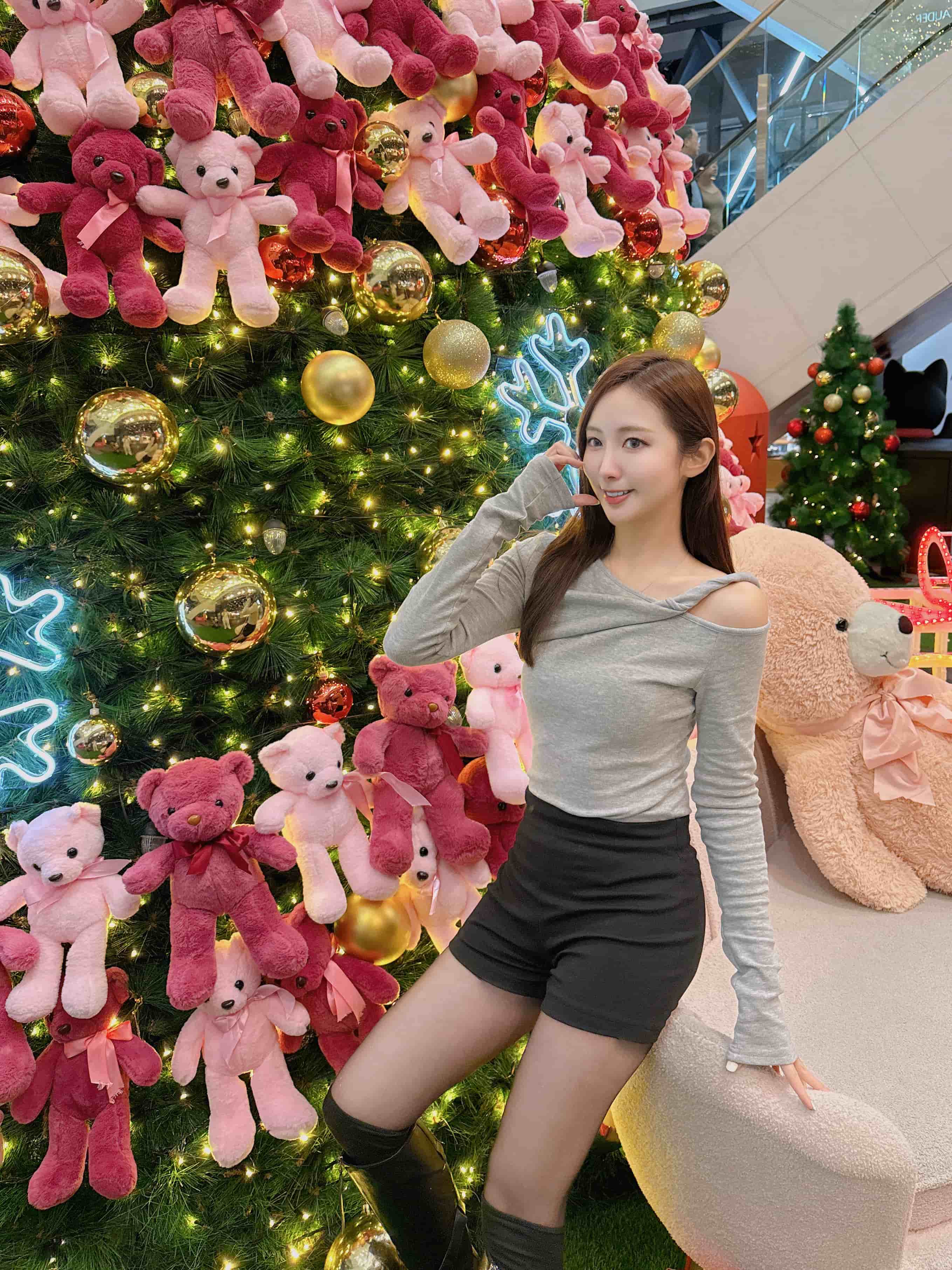 {"ARInfo":{"IsUseAR":false},"Version":"1.0.0","MakeupInfo":{"IsUseMakeup":false},"FaceliftInfo":{"IsChangeEyeLift":false,"IsChangeFacelift":false,"IsChangePostureLift":false,"IsChangeNose":false,"IsChangeFaceChin":false,"IsChangeMouth":false,"IsChangeThinFace":true},"BeautyInfo":{"SwitchMedicatedAcne":false,"IsAIBeauty":false,"IsBrightEyes":false,"IsSharpen":false,"IsOldBeauty":false,"IsReduceBlackEyes":false},"HandlerInfo":{"AppName":2},"FilterInfo":{"IsUseFilter":false}}